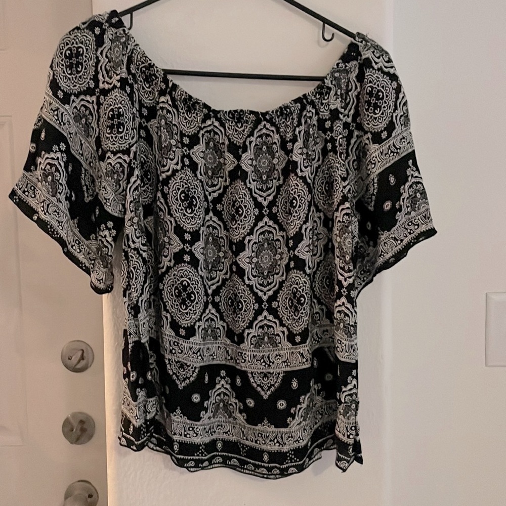 Ambiance Black and White Off the Shoulder Blouse Size M - Picture 2 of 3